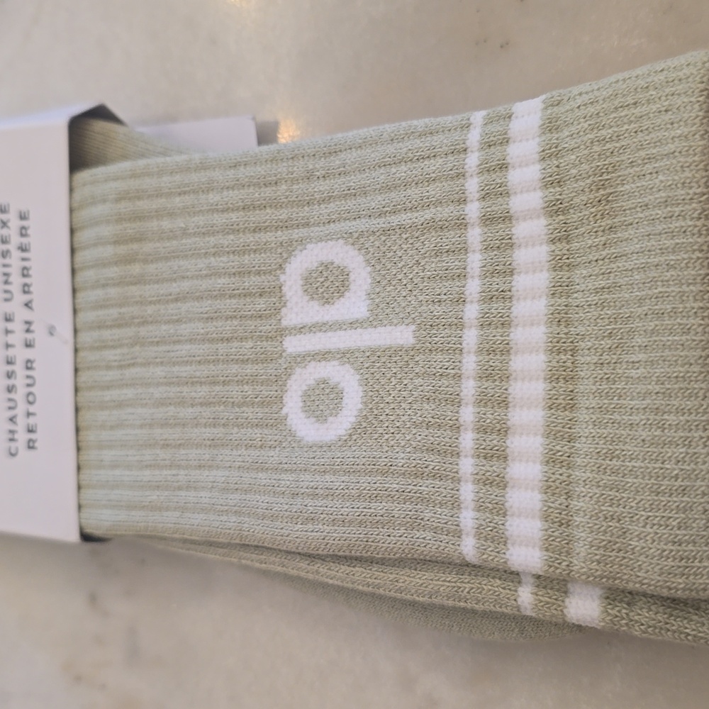 NWT Alo Yoga Unisex Crew Socks Medium - Picture 3 of 6